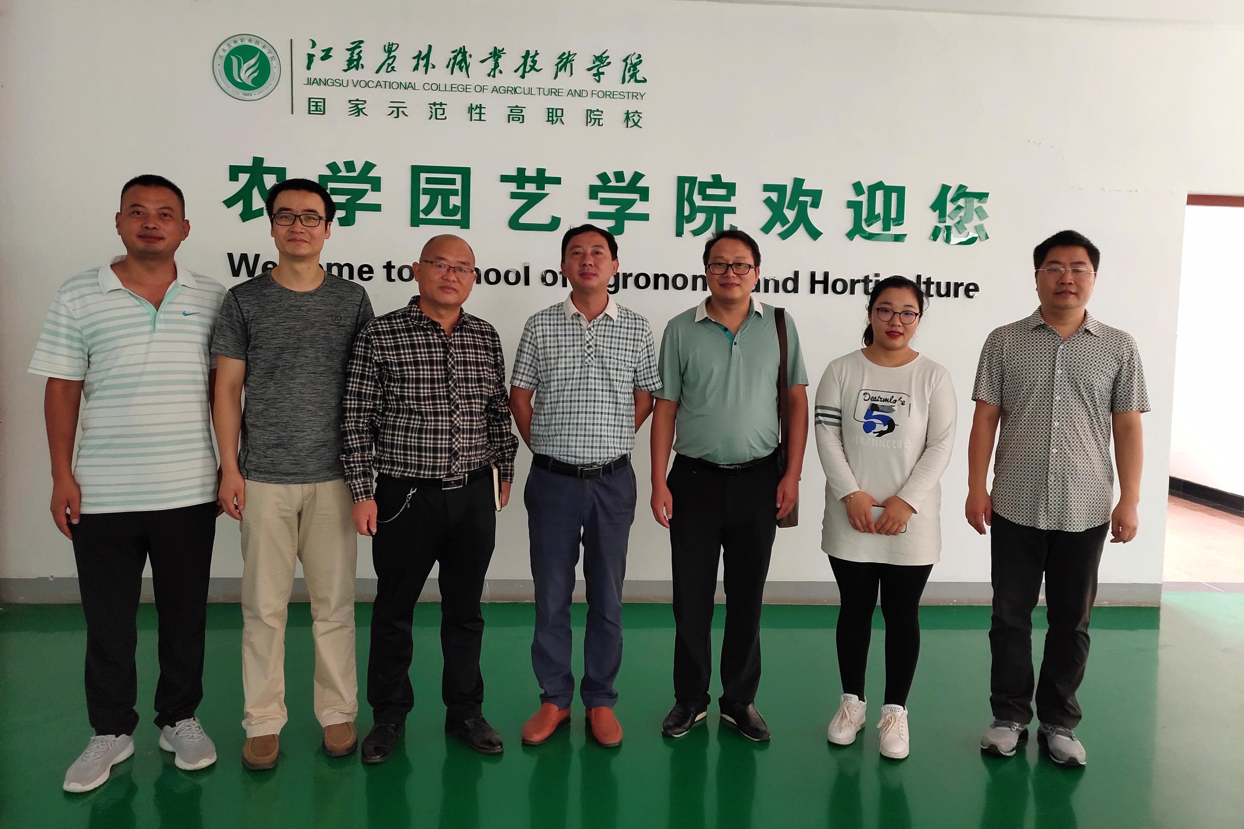 参观现代农业各大实训室