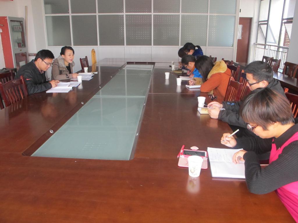 参会老师在做会议记录